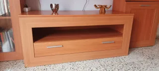 Muebles comedor vitrina y cajón.