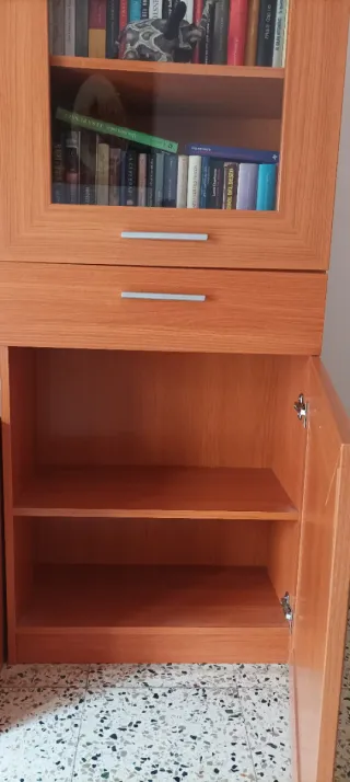 Muebles comedor vitrina y cajón.