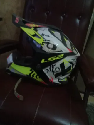 Macuto Fox y casco lsd más dos pantalones