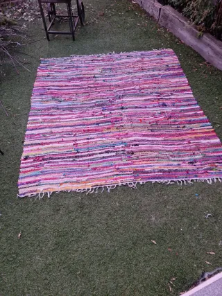 Alfombra étnica multicolor de tela