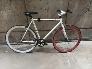 Bicicleta urbana blanca