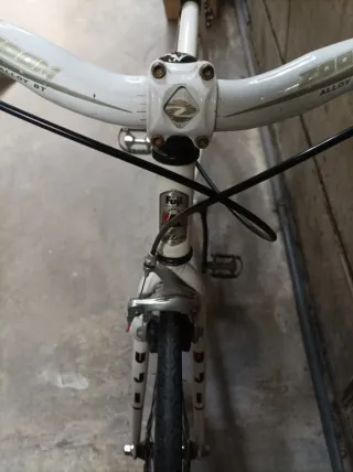 Bicicleta urbana blanca