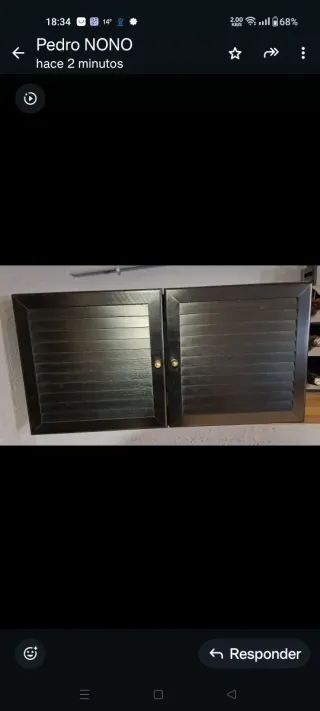 Mueble de salón oscuro con vitrina