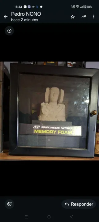 Mueble de salón oscuro con vitrina