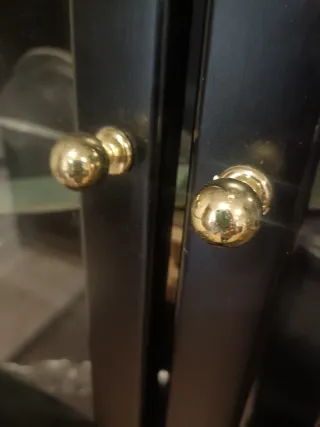 Mueble de salón oscuro con vitrina