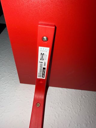 Cómoda BRIMNES IKEA Roja y tres baldas.