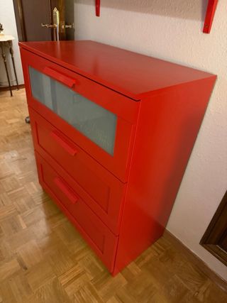 Cómoda BRIMNES IKEA Roja y tres baldas.