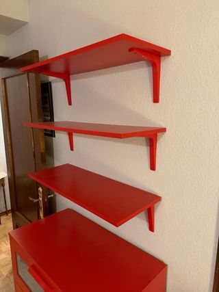 Cómoda BRIMNES IKEA Roja y tres baldas.