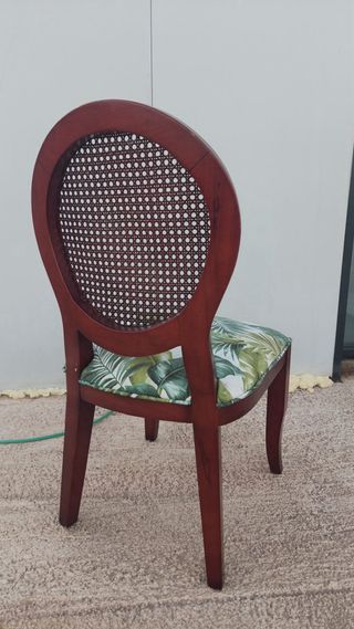 Silla de madera y ratán con asiento estampado