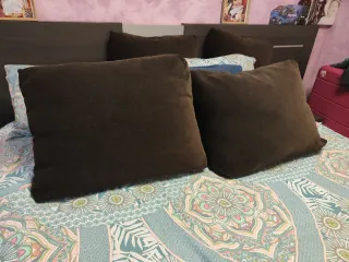 Funda de cojín de tela marrón suave.