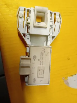 Cierre lavadora Indesit DM066