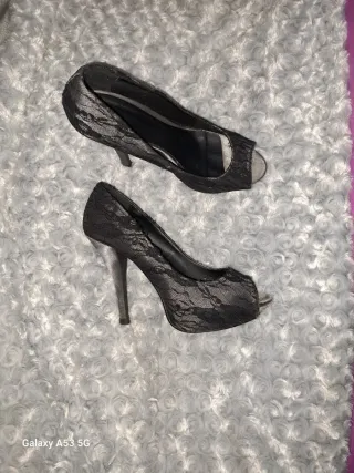 Zapatos de tacón negros y plateados