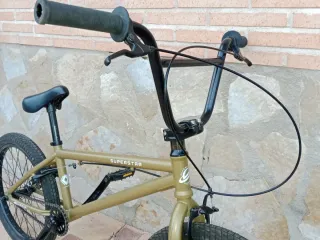 Bicicleta BMX Superstar color oro dorado.