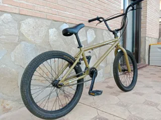Bicicleta BMX Superstar color oro dorado.