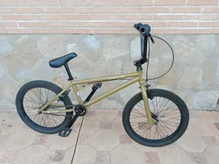 Bicicleta BMX Superstar color oro dorado.