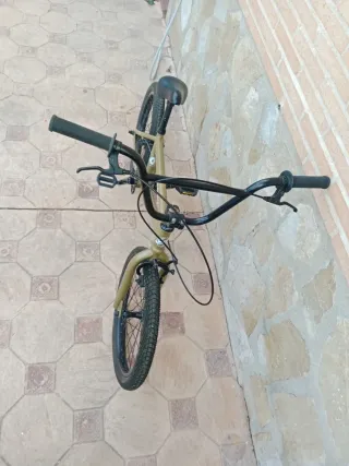 Bicicleta BMX Superstar color oro dorado.