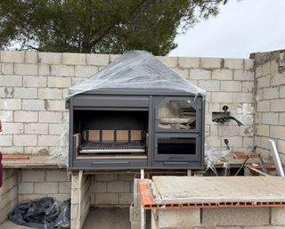 Barbacoa Forno in Metallo con Pietra e Legna