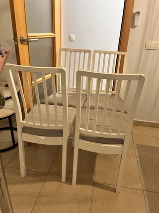 Sillas de comedor blancas y grises