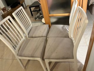 Sillas de comedor blancas y grises