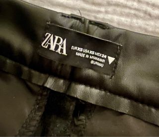 Pantalón efecto piel Zara Talla XS