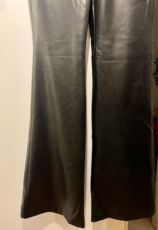 Pantalón efecto piel Zara Talla XS