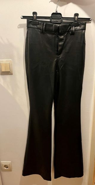 Pantalón efecto piel Zara Talla XS