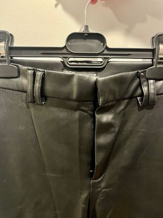 Pantalón efecto piel Zara Talla XS