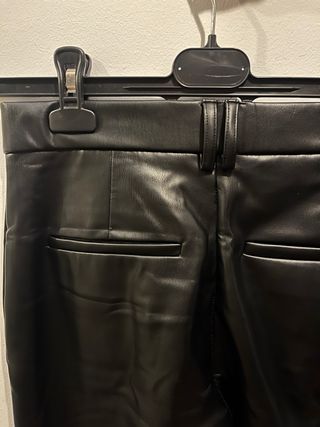 Pantalón efecto piel Zara Talla XS