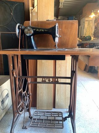 Máquina de coser Alfa antigua