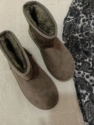 Botas grises  y blusa estampada en gris