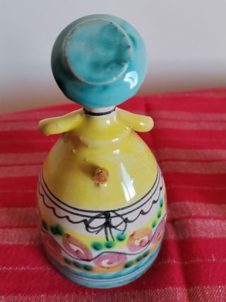 Due bambole in ceramica dipinte a mano