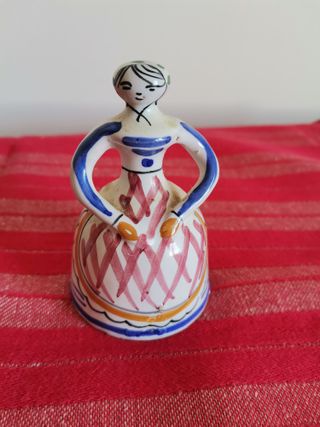 Due bambole in ceramica dipinte a mano