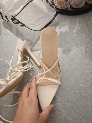 Sandalias de tiras blancas