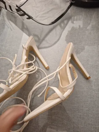 Sandalias de tiras blancas