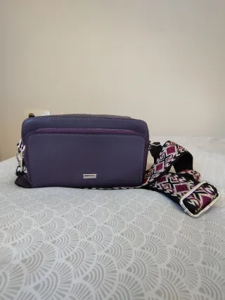 Bolso bandolera morado con correa
