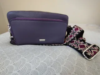 Bolso bandolera morado con correa
