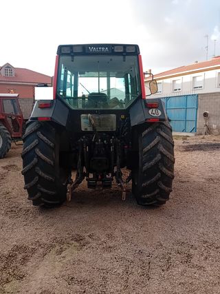 Tractor Valtra 8150