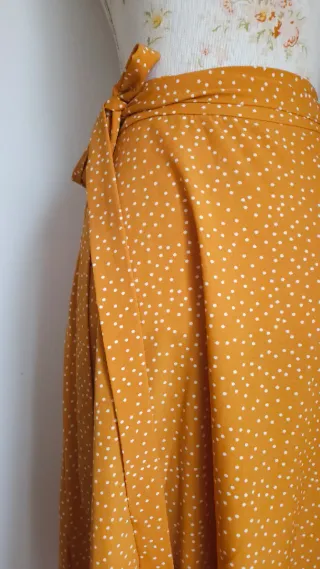 Falda asimétrica amarilla lunares