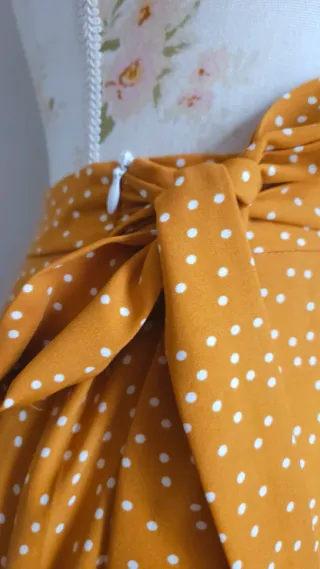 Falda asimétrica amarilla lunares