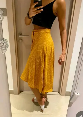 Falda asimétrica amarilla lunares
