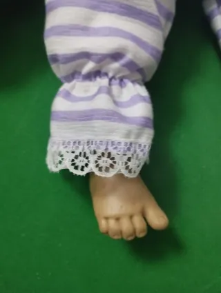 Muñecas gemelas antiguas con blusa de rayas.