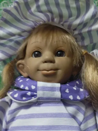 Muñecas gemelas antiguas con blusa de rayas.