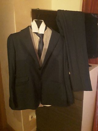 Traje de novio negro y blanco