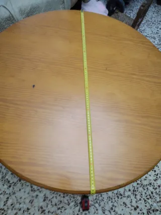 Mesa redonda de madera