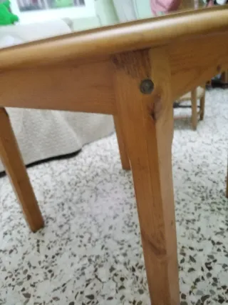 Mesa redonda de madera