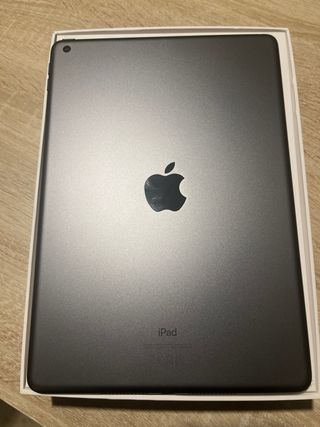 iPad 8ª Gen Plata con Golpe + Funda Logitech