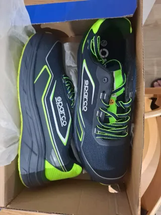 Zapatos de seguridad Sparco negros y verdes