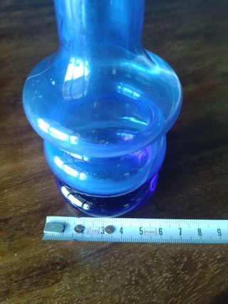 Vasetto in vetro blu con base a cerchi