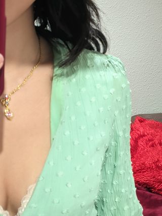 Blusa verde con botones y escote en V