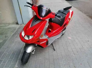 Scooter Derbi Roja y Plata